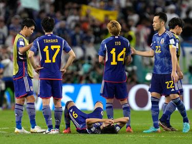 Japans Spieler stehen nach dem entscheidenden Elfmeter auf dem Platz