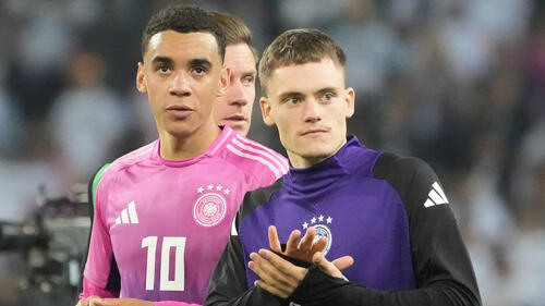 Landet Florian Wirtz (r.) beim FC Bayern?