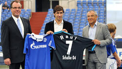 Im Sommer 2010 holte Felix Magath (r.) Weltstar Raúl zum FC Schalke 04