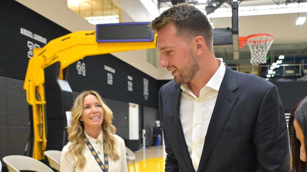 Lakers-Besitzerin Jeanie Buss besuchte Luka Doncic in Polen.