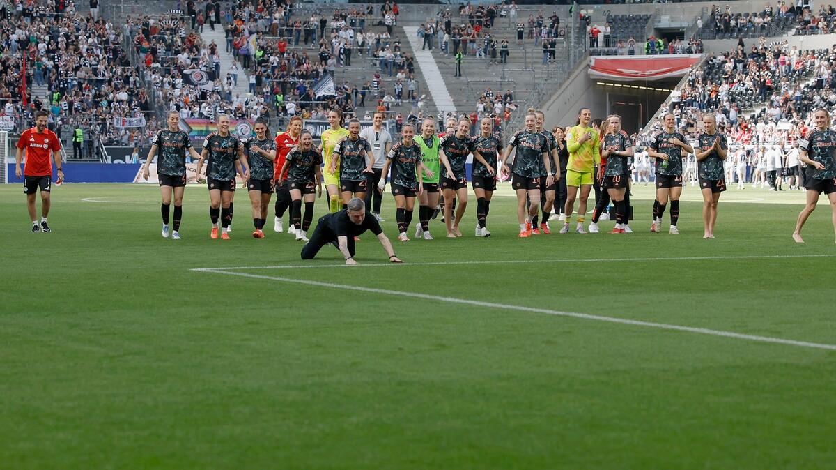 Bayern-Trainer Alexander Staus (vorn): Diver nach dem 3:0 in Frankfurt