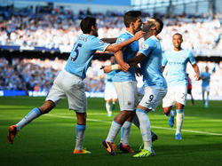 Die Spieler von Manchester City bejubeln das Führungstor durch Kun Agüero (M.) im Derby gegen den Stadtrivalen United am 5. Spieltag der Saison 2013/2014 (22.9.2013).