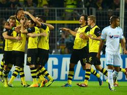Die Dortmunder bejubeln den kuriosen Treffer von Marco Reus zum 2:0