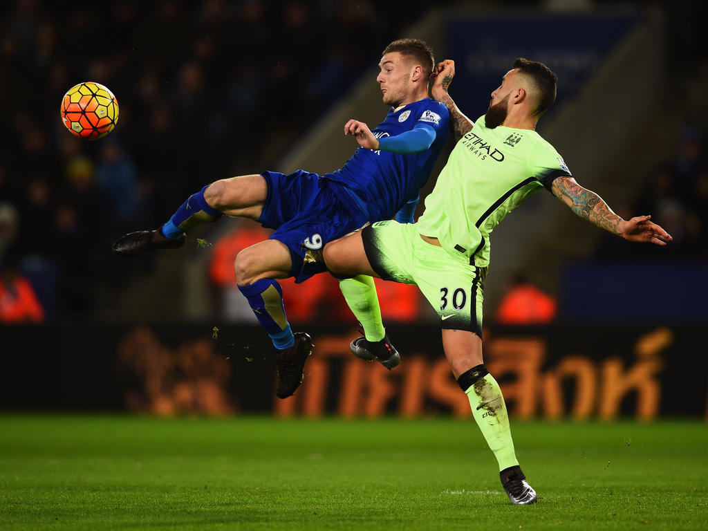 Vardy (izq.) se quedó sin marcar ante Otamendi y el City. (Foto: Getty)