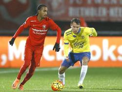 Jerson Cabral (l.) ontdoet zich van Sander van de Streek, die de strijd om de bal echter niet opgeeft tijdens FC Twente - SC Cambuur. (20-02-2016)
