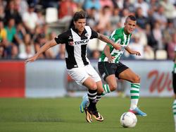 Christian Dorda (l.) schut Jesper Drost (r.) van zich af tijdens Heracles Almelo - PEC Zwolle. (10-8-2013)
