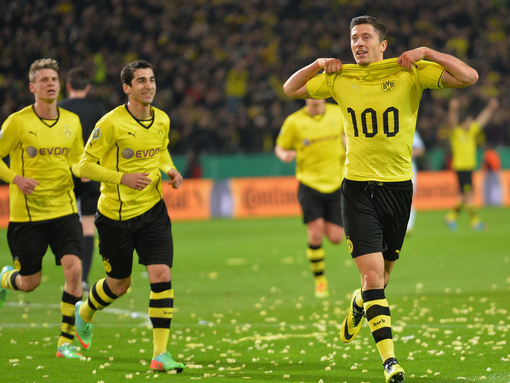 Robert Lewandowski (r.) feiert sein 100. Pflichtspieltor für Borussia Dortmund