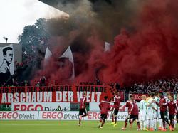 Die Fans des 1. FC Nürnberg zünden vor dem Frankenderby Pyrotechnik