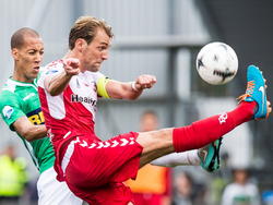 Ryan Koolwijk (l.) probeert Willem Janssen (r.) af te troeven tijdens het competitieduel FC Dordrecht - FC Utrecht. (19-10-2014)