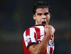 Karim Rekik wil een hap nemen uit zijn shirt na afloop van het competitieduel PEC Zwolle - PSV Eindhoven. (13-09-2014)