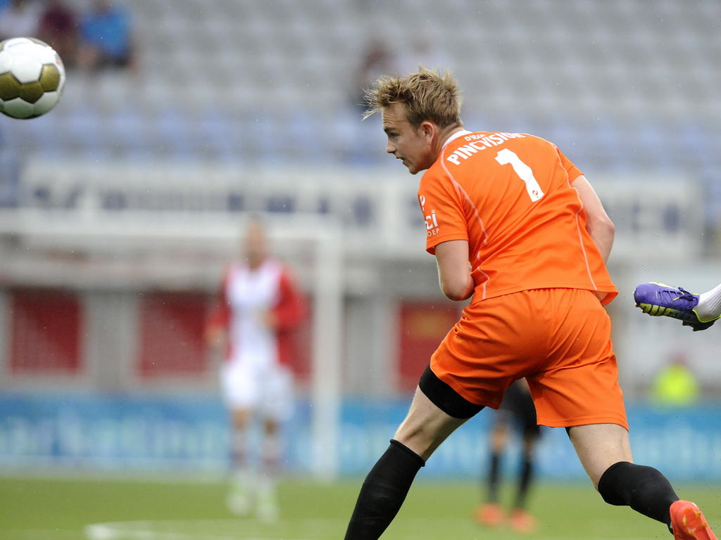 Hidde Jurjus kopt de bal weg tijdens het competitieduel FC Emmen - De Graafschap. (08-08-2014)