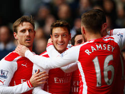 Arsenal viert de 0-1 van Mesut Özil (m.) tijdens het competitieduel met Tottenham Hotspur. (07-02-2015)
