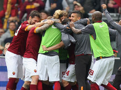 Pjanic celebra el gol del triunfo con el resto de sus compañeros de equipo. (Foto: Getty)