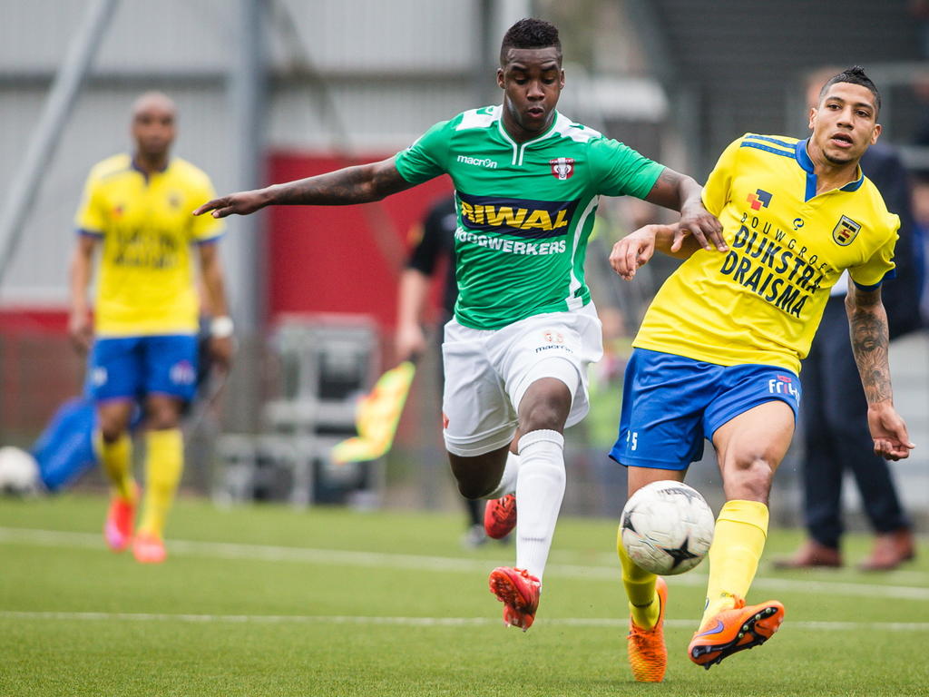 Everon Pisas (l.) zet druk op Marlon Pereira, maar de verdediger van SC Cambuur is op tijd met het balletje terug tegen FC Dordrecht. (26-04-2015)
