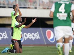 Vlak nadat FK Jablonec een penalty mist, gaat Riechedly Bazoer (l.) over de schreef. De middenvelder van Ajax begaat een overtreding op het middenveld en krijgt daardoor zijn tweede gele kaart van de wedstrijd. (27-08-2015)