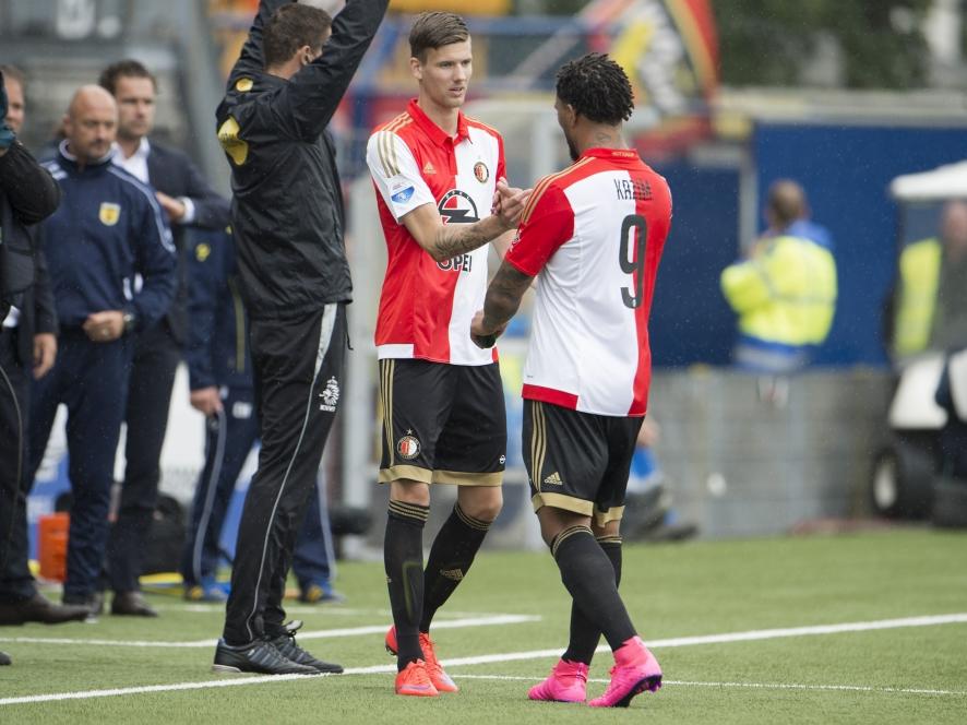Colin Kâzım-Richards (r.) wordt tijdens SC Cambuur - Feyenoord vervangen door Michiel Kramer (l.). (16-08-2015)