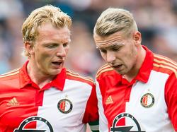 Dirk Kuyt (l.) spreekt ploeggenoot Sven van Beek (r.) toe tijdens Feyenoord - Willem II. 