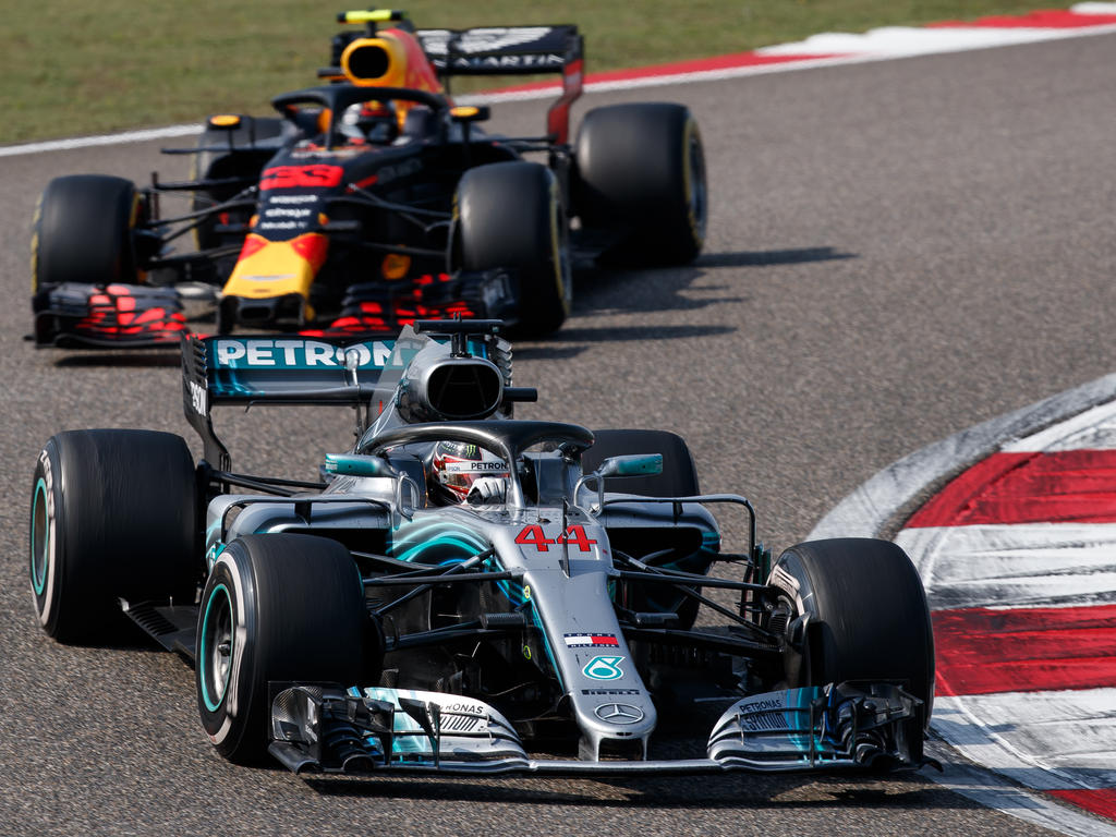 Lewis Hamilton und Max Verstappen im Zweikampf Lewis Hamilton und Max Verstappen im Zweikampf