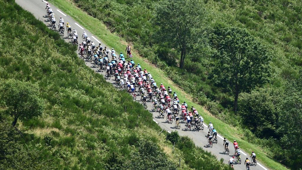 Das Peloton arbeitet sich den Tourmalet hinauf