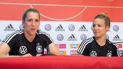 Die Nationalspielerinnen Verena Schweers (l.) und Svenja Huth bei der DFB-Pressekonferenz in Grenoble