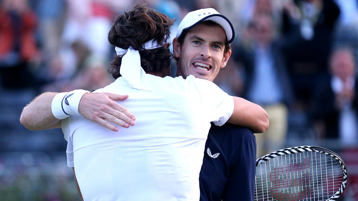 Andy Murray (r) und Feliciano Lopez haben beim Turnier in Queens das Doppel-Endspiel gewonnen