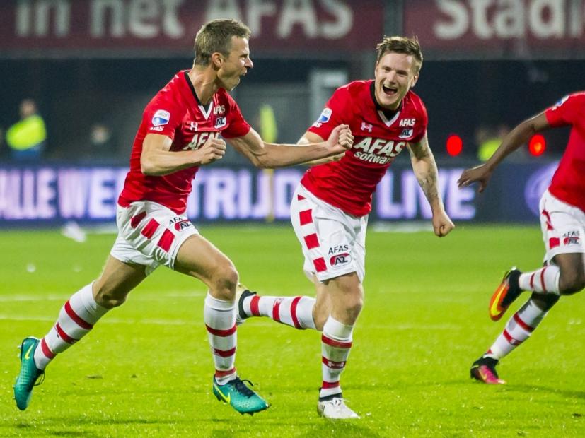 Robert Mühren (l.) rent juichend weg na zijn 2-2 tegen Vitesse. Mattias Johansson (r.) viert het feestje mee. (15-10-2016)