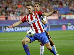 Saúl Níguez houdt Philipp Lahm achter zich tijdens het Champions League-duel van Atlético Madrid met Bayern München. (28-09-2016)