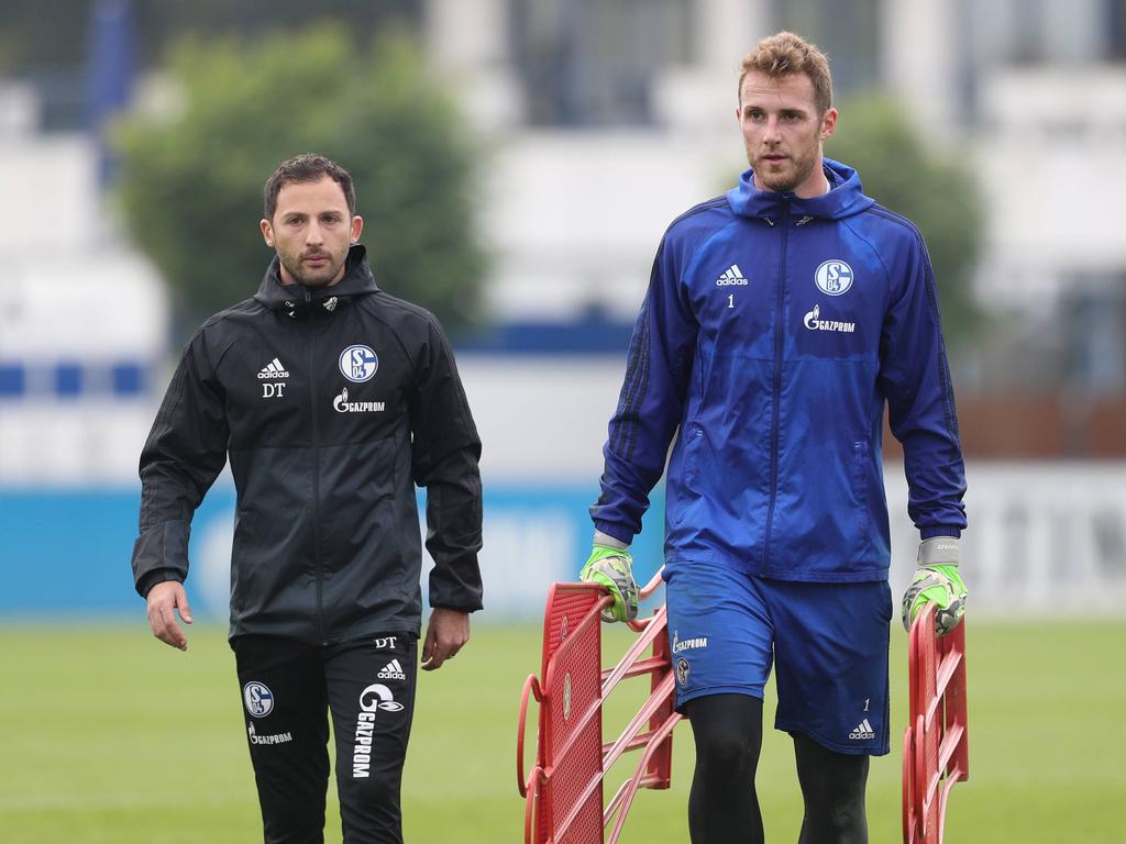 Schalke-Keeper Fährmann (re.) lobt Tedesco (li.)