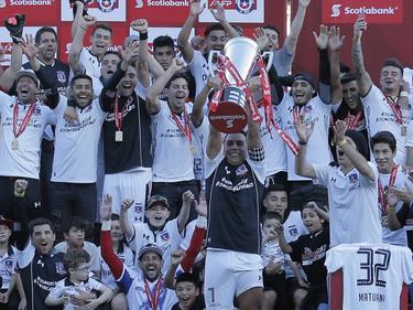 Esteban Paredes alza la copa de campeón para Colo Colo. (Foto: Imago)