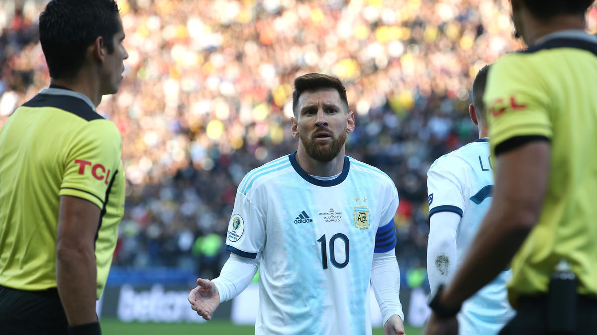 Messi muss gegen Deutschland zuschauen Messi muss gegen Deutschland zuschauen