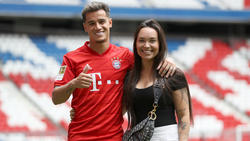 Philippe Coutinho mit Frau Aine bei seiner Vorstellung in München