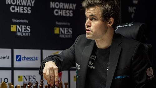 Wird die Körpersprache Magnus Carlsen bei der Schnellschach-WM zum Verhängnis?