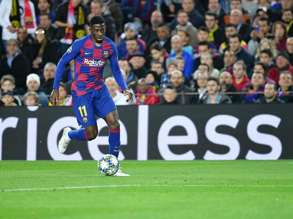 Ousmane Dembélé en un duelo en el Camp Nou.