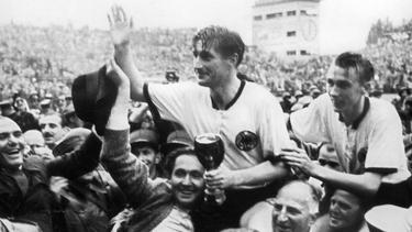 Fritz Walter (Mitte) und Horst Eckel (re.) werden nach dem Triumph im WM-Finale 1954 gefeiert