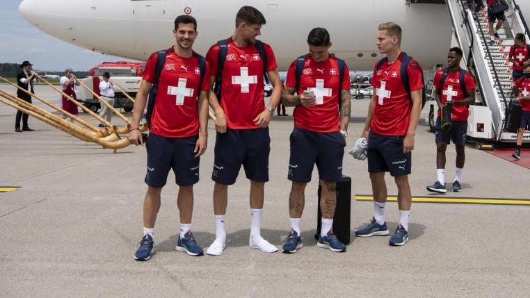 Die Schweizer Nationalmannschaft wurde am Flughafen in Zürich mit Alphörnern empfangen