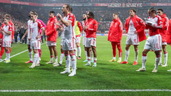 Der FC Bayern muss in den kommenden Wochen auf Sacha Boey (M.) verzichten