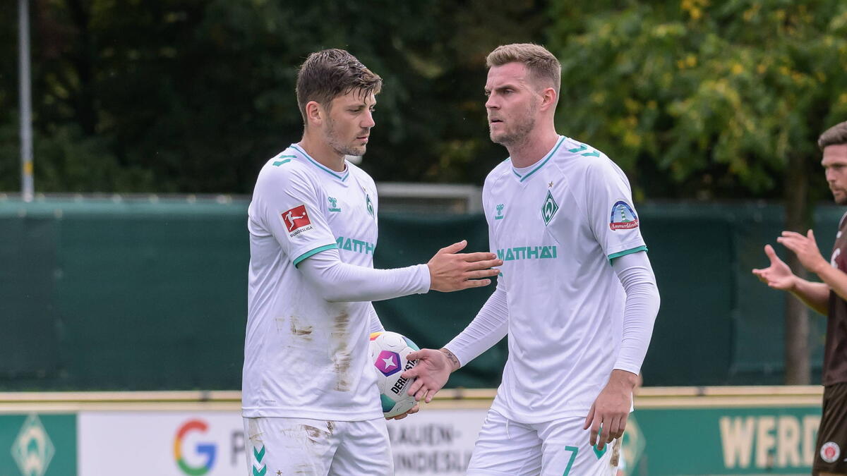 Dawid Kownacki (trái) không thuyết phục được Werder Bremen