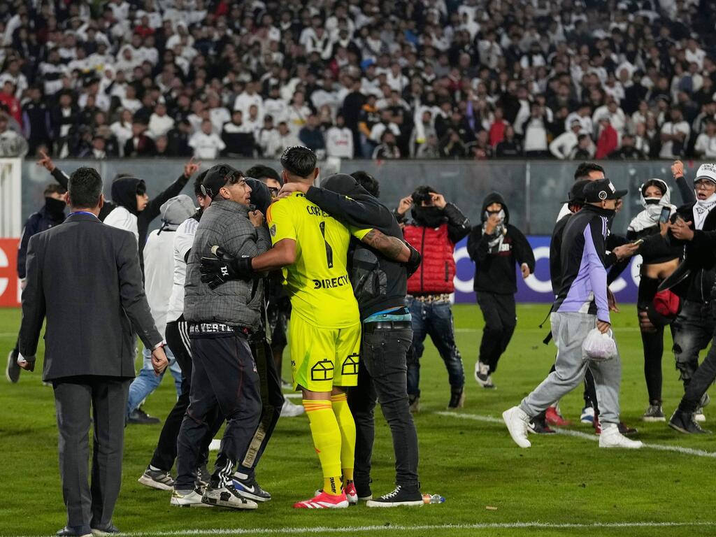 Das Spiel Colo Colo - Fortaleza in Santago de Chile wurde nach Ausschreitungen abgebrochen. Das Spiel Colo Colo - Fortaleza in Santago de Chile wurde nach Ausschreitungen abgebrochen.