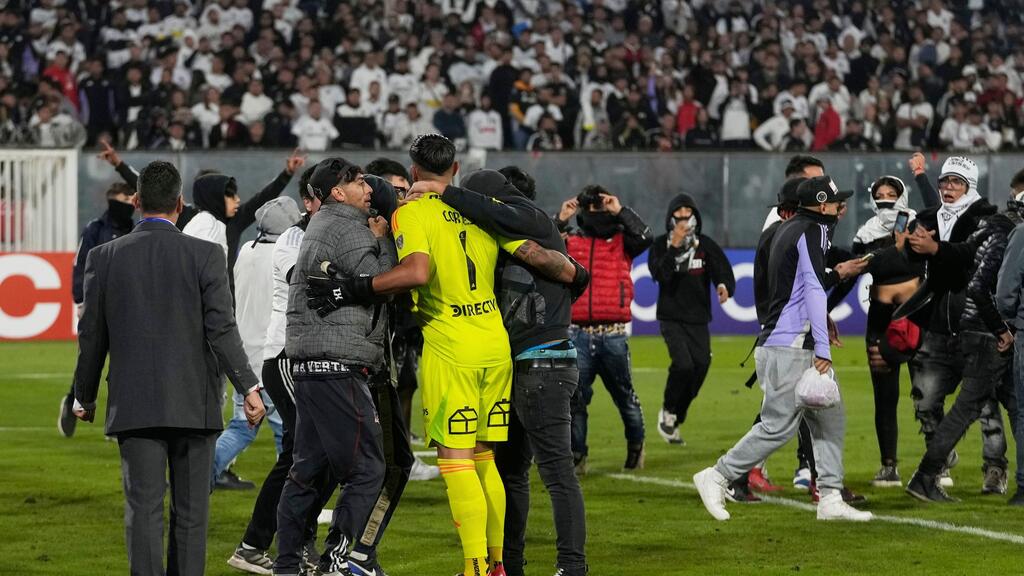 Das Spiel Colo Colo - Fortaleza in Santago de Chile wurde nach Ausschreitungen abgebrochen Das Spiel Colo Colo - Fortaleza in Santago de Chile wurde nach Ausschreitungen abgebrochen