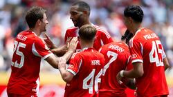 Beim Torjubel gegen Auckland muss Lennart Karl (Nr. 46) noch den prominenten Teamkollegen gratulieren, wie hier Thomas Müller (l) nach dem Treffer zum 10:0.