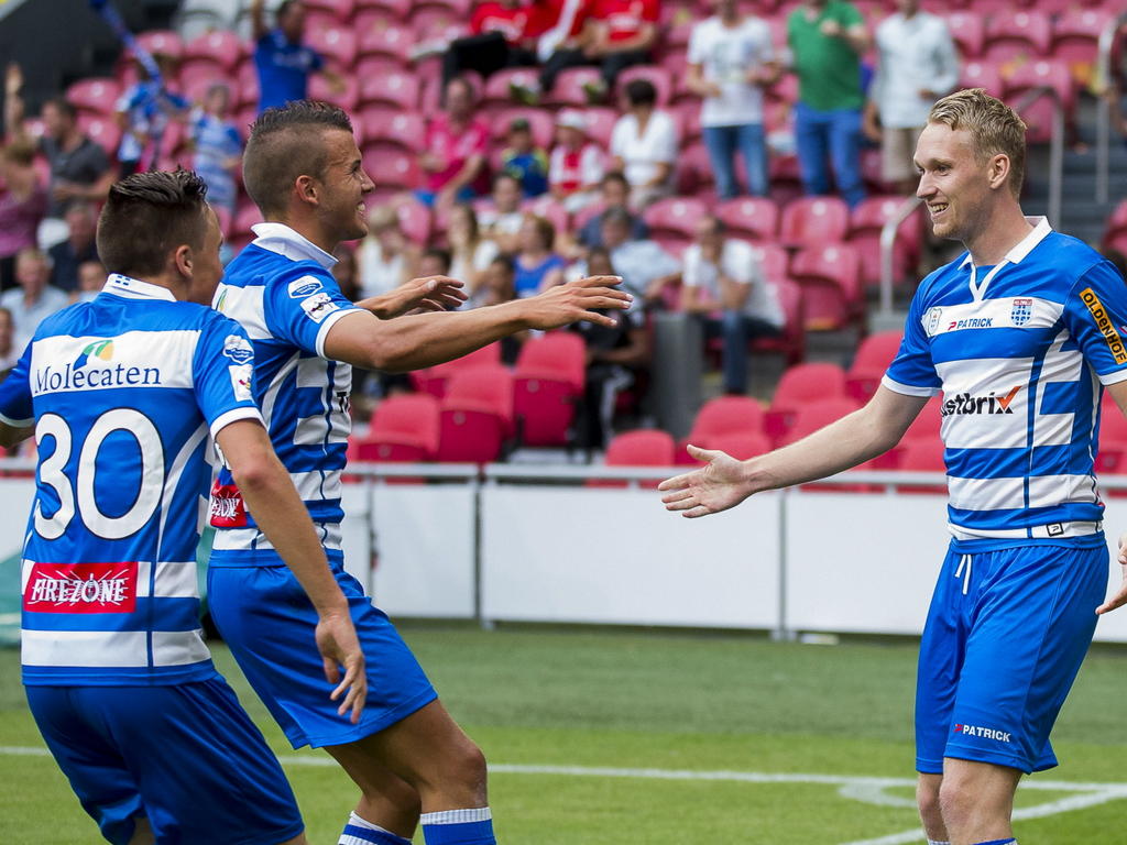 Stef Nijland (r.) zet PEC Zwolle op een 1-0 voorsprong tegen Ajax in de Johan Cruijff Schaal. Ryan Thomas (30) en Jesper Drost vieren mee. (3-8-2014)