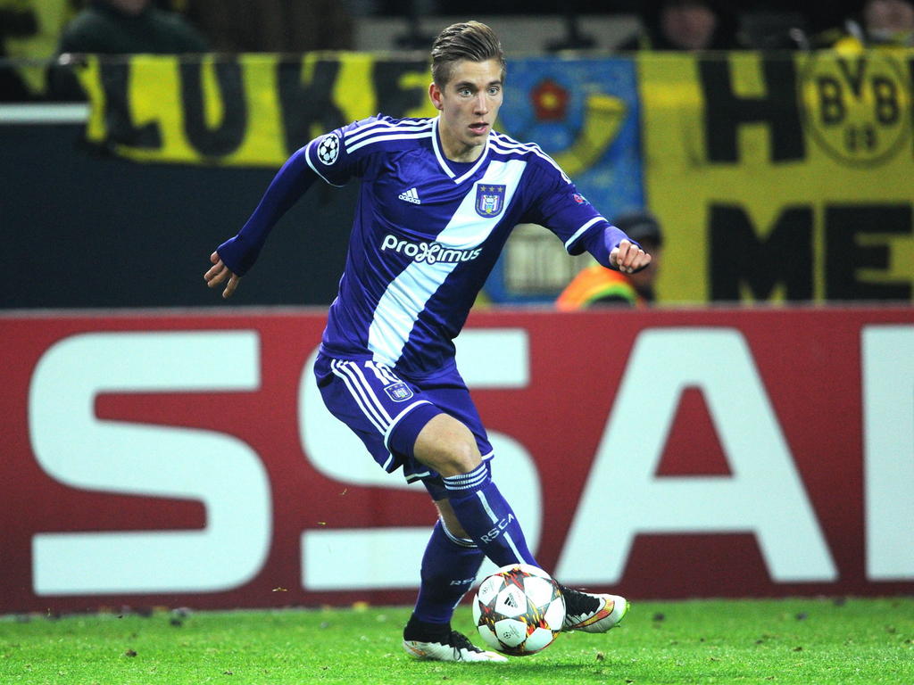 Dennis Praet heeft balbezit voor RSC Anderlecht in de uitwedstrijd tegen Borussia Dortmund. De ploegen spelen tegen elkaar in de Champions League. (09-12-2014)