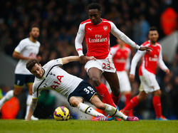 Ryan Mason del Tottenham arrebata la pelota a Danny Welbeck (dcha.) (Foto: Getty)