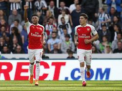 Arsenal pakt de leiding tegen tien man van Newcastle United, via aanvaller Alex Oxlade-Chamberlain (l.). De aanvaller viert zijn doelpunt, maar de treffer komt op naam van Fabricio Coloccini, die de bal achter zijn eigen doelman werkt. (29-08-2015)