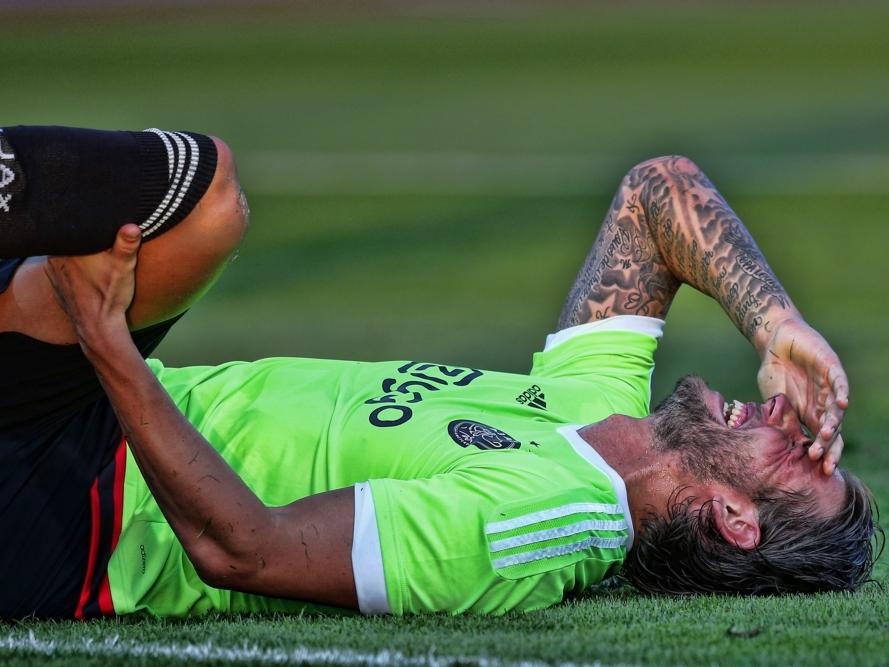 Mitchell Dijks houdt veel pijn over aan een fysiek duel tijdens de Europese wedstrijd van Ajax in Tsjechië tegen FK Jablonec. (27-08-2015)