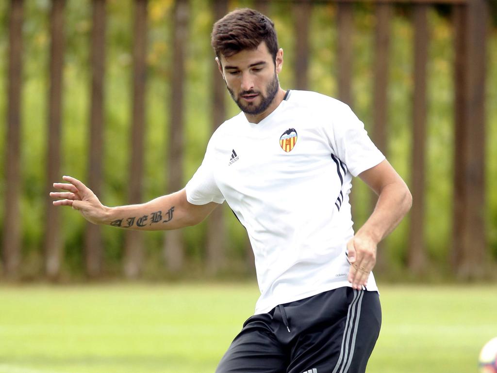 Tijdens een oefening tijdens de training van Valencia speelt Antonio Barragán de bal naar voren. (13-07-2016)