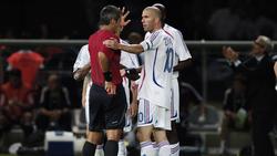 Horacio Elizondo (l.) stellte Zinédine Zidane im WM-Finale vom Feld