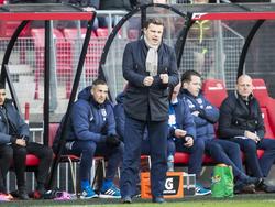 Heracles Almelo-trainer John Stegeman weet het ook even niet meer. Zijn ploeg geeft niet thuis tegen AZ en staat op een 5-1 achterstand. (27-11-2016)