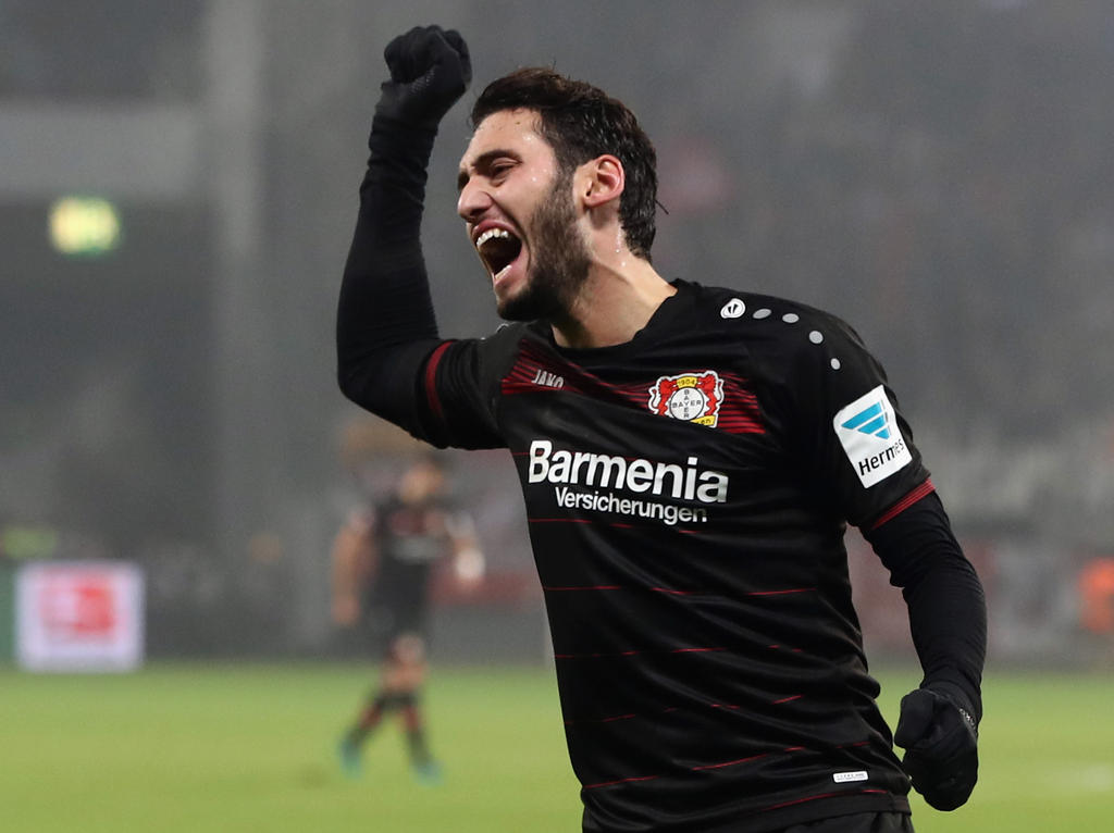 Leverkusens Hakan Çalhanoğlu hat Gerüchte um einen Wechsel zum FC Chelsea zurückgewiesen