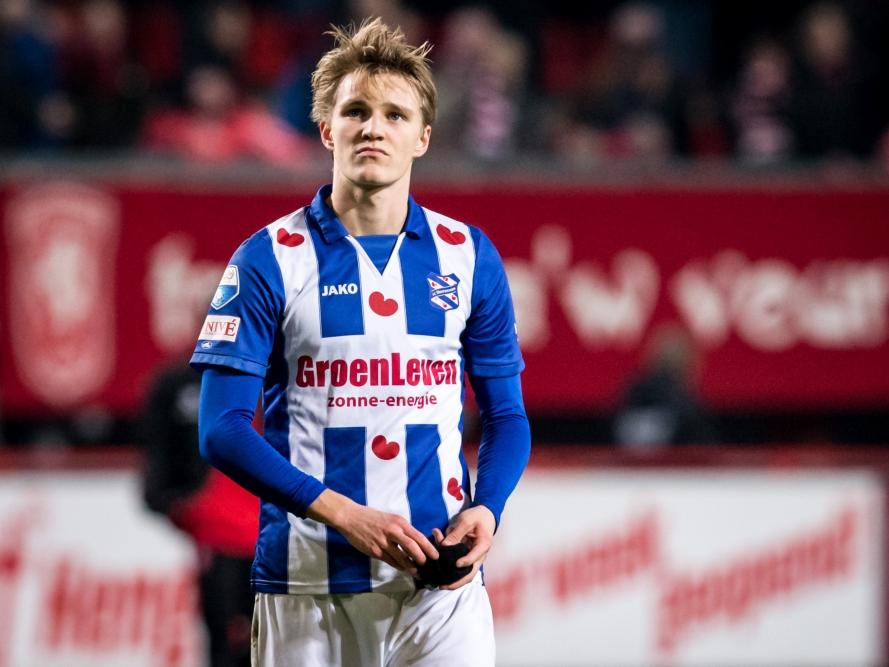 Martin Ødegaard verlaat teleurgesteld het veld van de Grolsch Veste na de 1-0 nederlaag van sc Heerenveen tegen FC Twente. (18-02-2017)